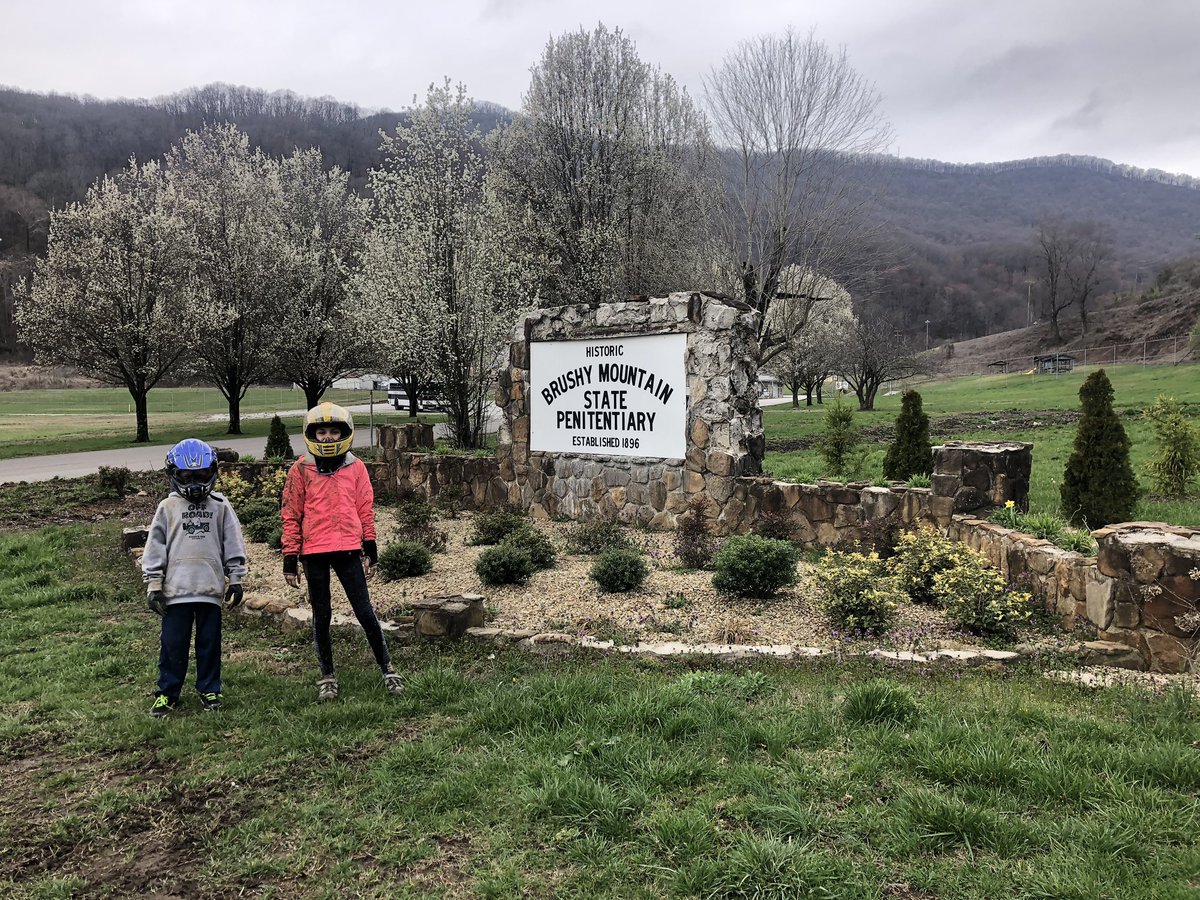 FlamingoAtHeart's tweet photo. Social Distancing 👍 Proper Hand Washing Techniques 😳 This is the last spring break the kids will be on the same schedule...we got to show the kids where I will end up if they drive me over the edge during home school hours! 😂 #alternativespringbreak #allisgoodinthewoods https://t.co/SJlUU0nUj2