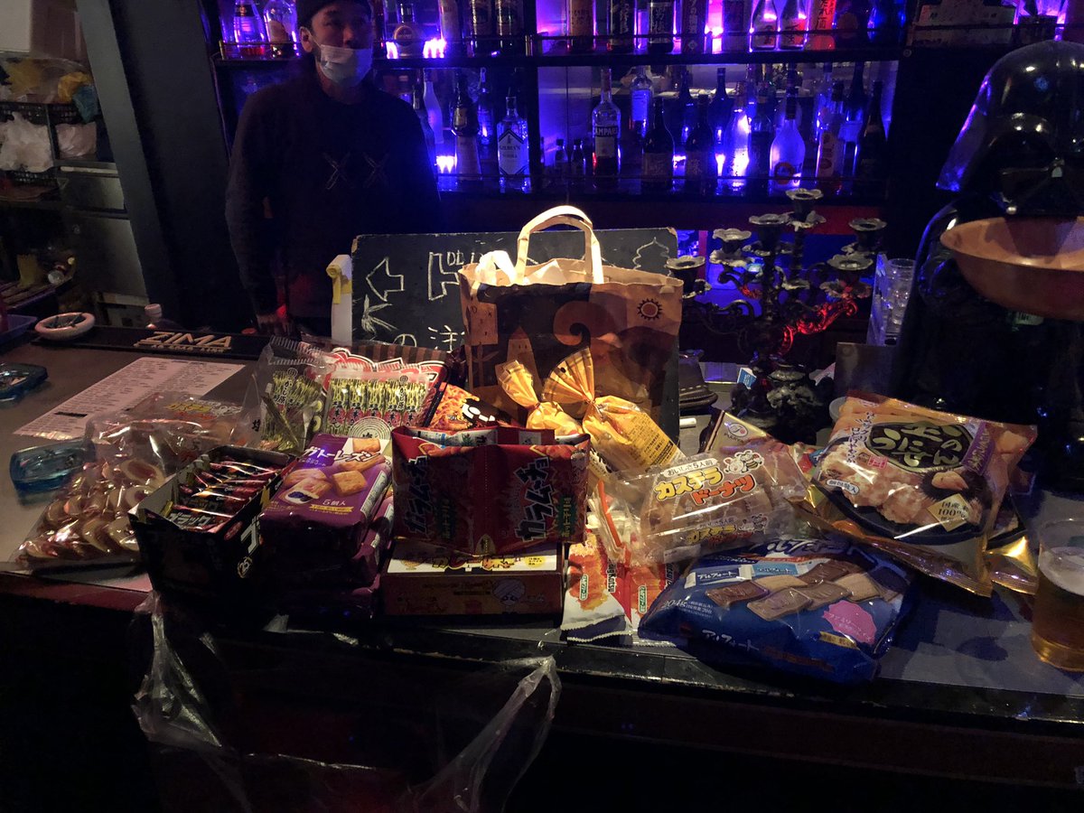 ele_le_lule's tweet photo. お菓子がいっぱいです!
#ARiOT クルーからも差し入れで買ってきました!
#プチアニマ https://t.co/kqzse34YRz