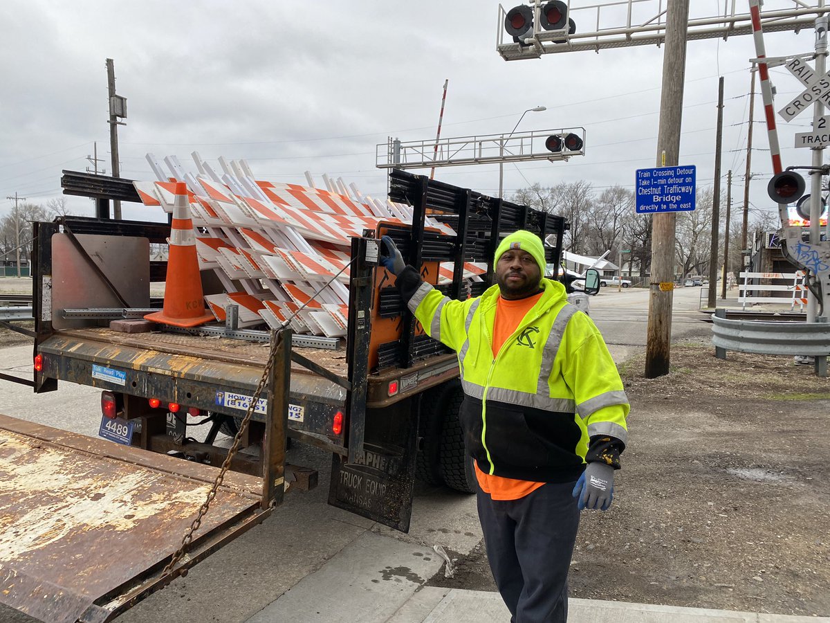 AndyHRieger's tweet image. It takes a village. Russell from @KCMO was out here at 8am to help @kcpolice  set up barricades for our next available release of hand sanitizer at @JRiegerCo. Thank you @KCMOPlanning and KCMO Public Works for supporting our city during this time. We love our town.