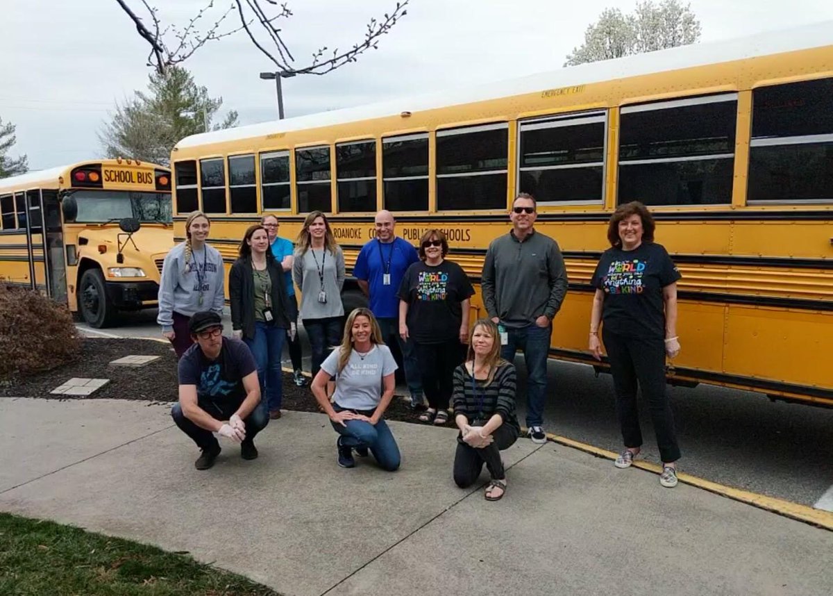 OGETigerTweets's tweet photo. A huge shout out to our school board member, Mr. Jason Moretz, for helping with meal delivery! @RkeCoSchools #OGETigerTime https://t.co/QFmR8QhLTS