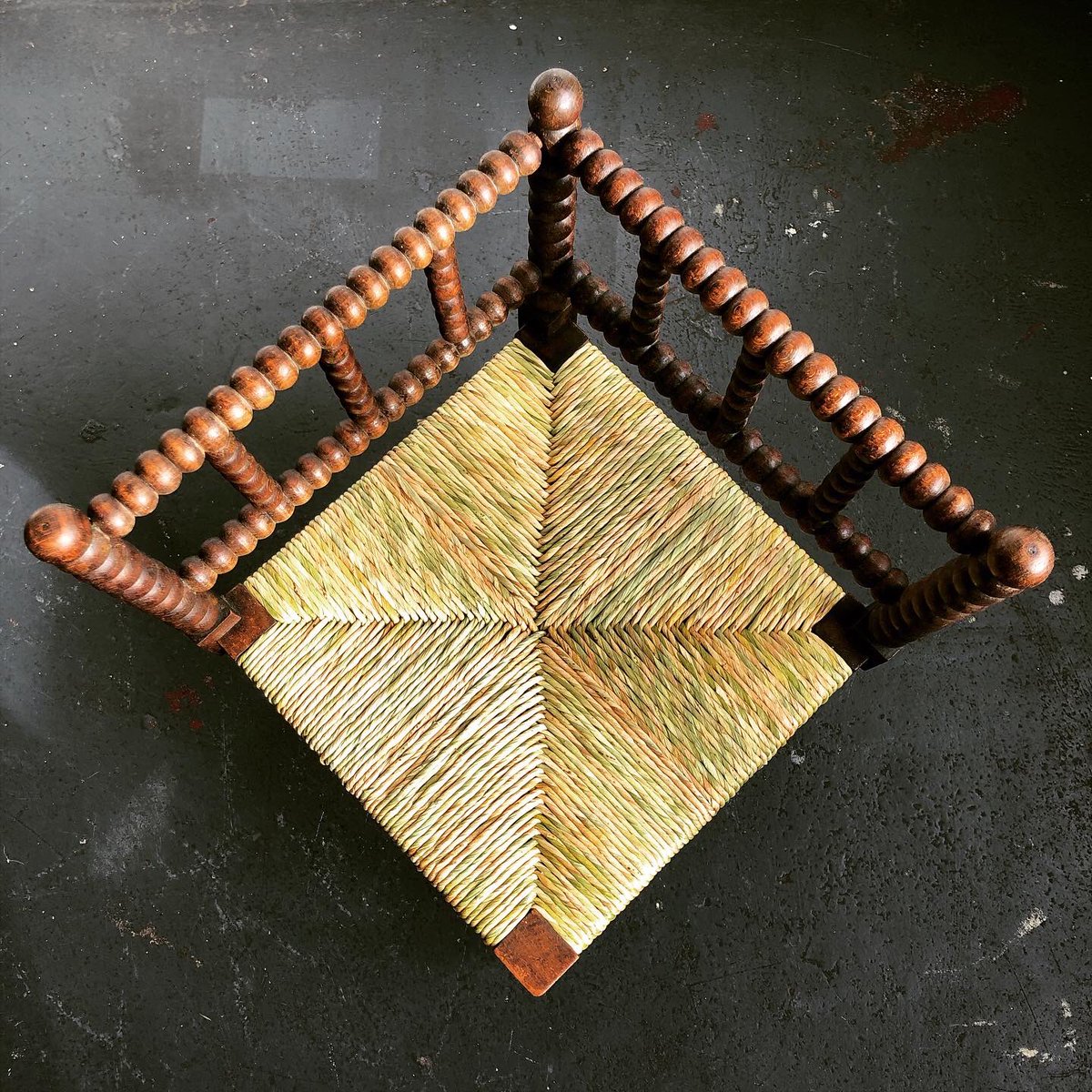south_rachael's tweet image. Newly woven rush seat, rushes harvested last summer and still looking green! 🌾🌾#selfisolationcraft #seatweaving #rushchair