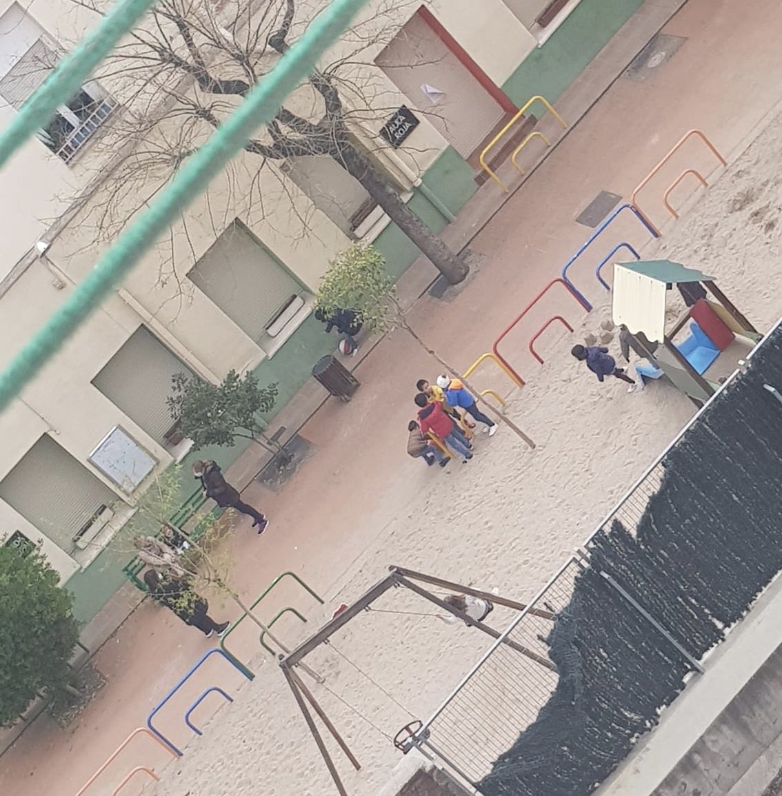Antonijus's tweet photo. @policia En el parque del Teatro Abadía (Madrid) hay madres llevando a jugar a sus niños A DIARIO (foto de esta mañana). ¿No se puede hacer nada con esta irresponsabilidad? https://t.co/6hDCgDpjbp