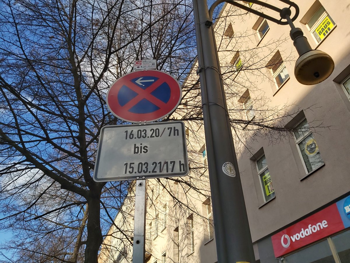 In der Schönhauser Allee 69 wird munter am Dach weitergebaut... Instandsetzung ? Bauamt und WHV sagen das dauere 4 Wochen. Parkverbotschild vor Haus sagt 1 Jahr und keiner weiß warum das da steht. Der Handyladen baut auch - hinten im Hof 😾