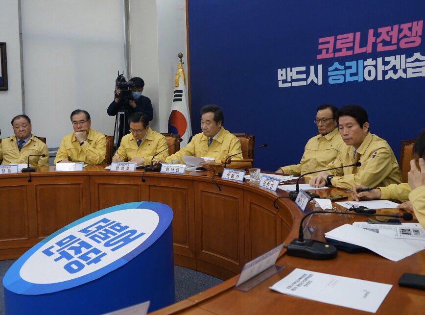 소상공인ㆍ자영업자ㆍ중소기업인 등을 위한 긴급 자금지원. 관건은 신속한 집행입니다. 원칙적으로 2주 안에 집행되도록 지자체장들과 중앙정부에 요청했습니다. 코로나19 국난극복위원회ㆍ선거대책위원회 연석회의와 기자회견.