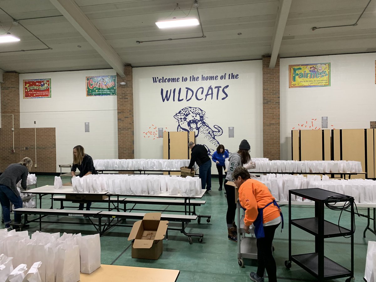Piercefield_III's tweet photo. Thankful for our community! Lots of Volunteers preparing meals for our kids!! https://t.co/sNNc5UDwZN