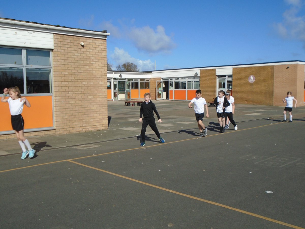 ClaveringTS27's tweet photo. #3JR We enjoyed being outside in the sun for P.E this afternoon! https://t.co/luBPRlNwVS
