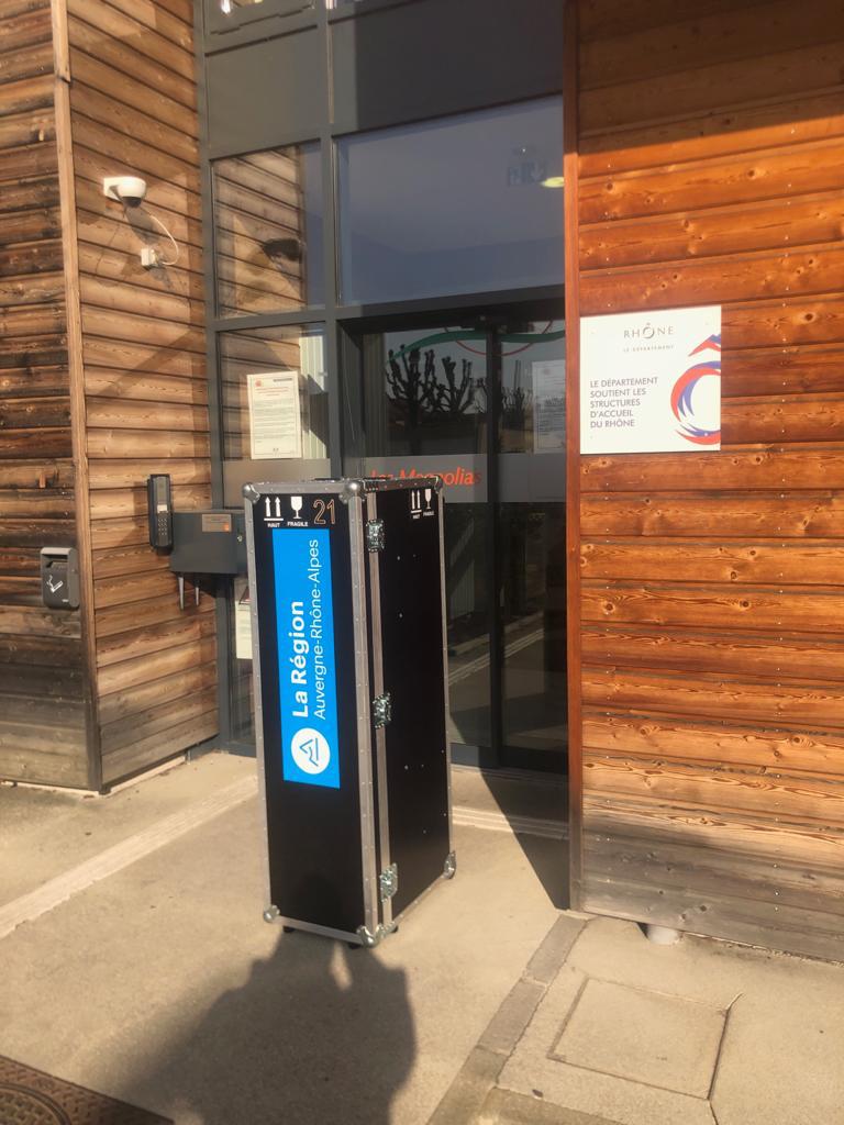 laurentwauquiez's tweet photo. Parce que le confinement ne doit pas aggraver l'isolement de nos aînés, avec @rhone_fr, nous déployons nos robots-lycéens dans les EHPAD afin que les résidents puissent communiquer avec ceux qui leur sont chers. Maintenir ce lien social et affectif est primordial. #covid_19 https://t.co/w5Q7JZlJNx