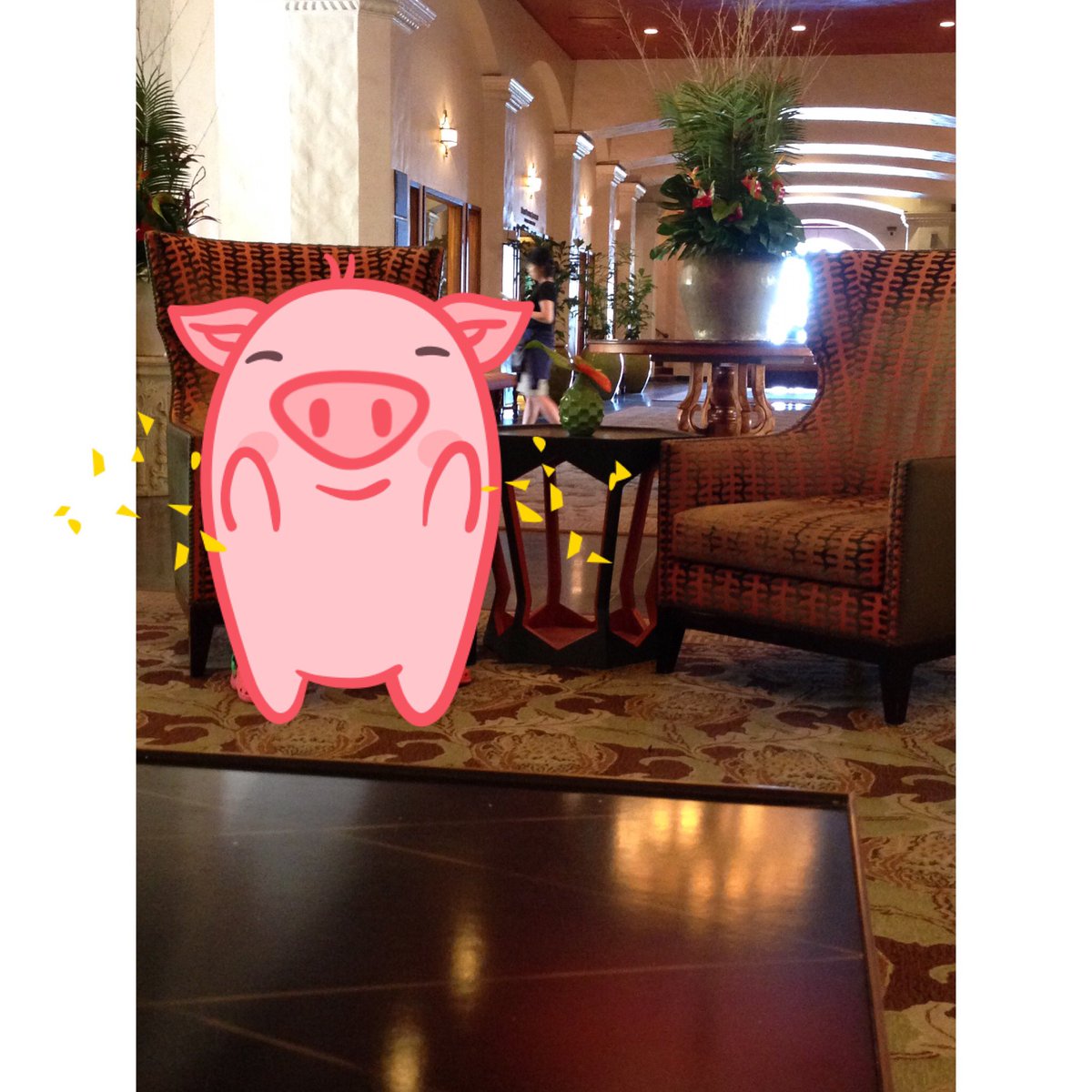 HawaiiloverRie's tweet photo. Royal Hawaiian hotel
ロイアルハワイアンホテル
（ピンクパレス）
ワイキキの中心にある有名なホテル😊
ロビーも綺麗✨チェックインでウェルカムドリンク貰えます🍹泊まったときにMaitai barのドリンクチケットでカクテル飲めました🍸貸出タオルもピンク🌸
#hawaii #ハワイ #Royalhawaiian #maitaibar https://t.co/yxib5ajP9w