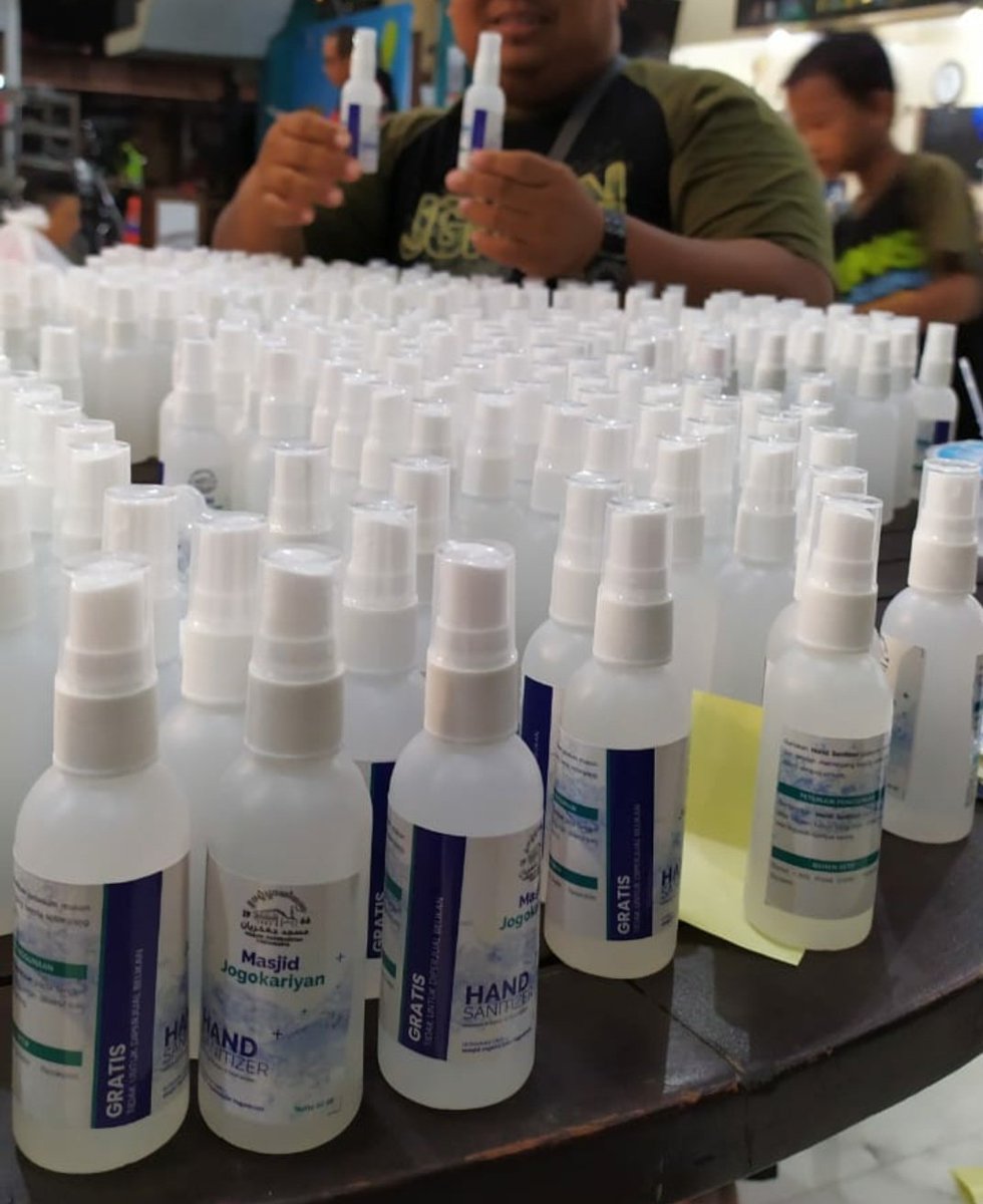 5000 HAND SANITIZER GRATIS UNTUK WARGA!
Alhamdulillah, mulai Kamis kemarin Masjid Jogokariyan mulai memproduksi hand sanitizer untuk dibagikan ke masyarakat. Atas inisiasi jamaah &amp; restu dewan syuro, program ini dilakukan untuk menangani mulai sulitnya hand sanitizer di pasaran