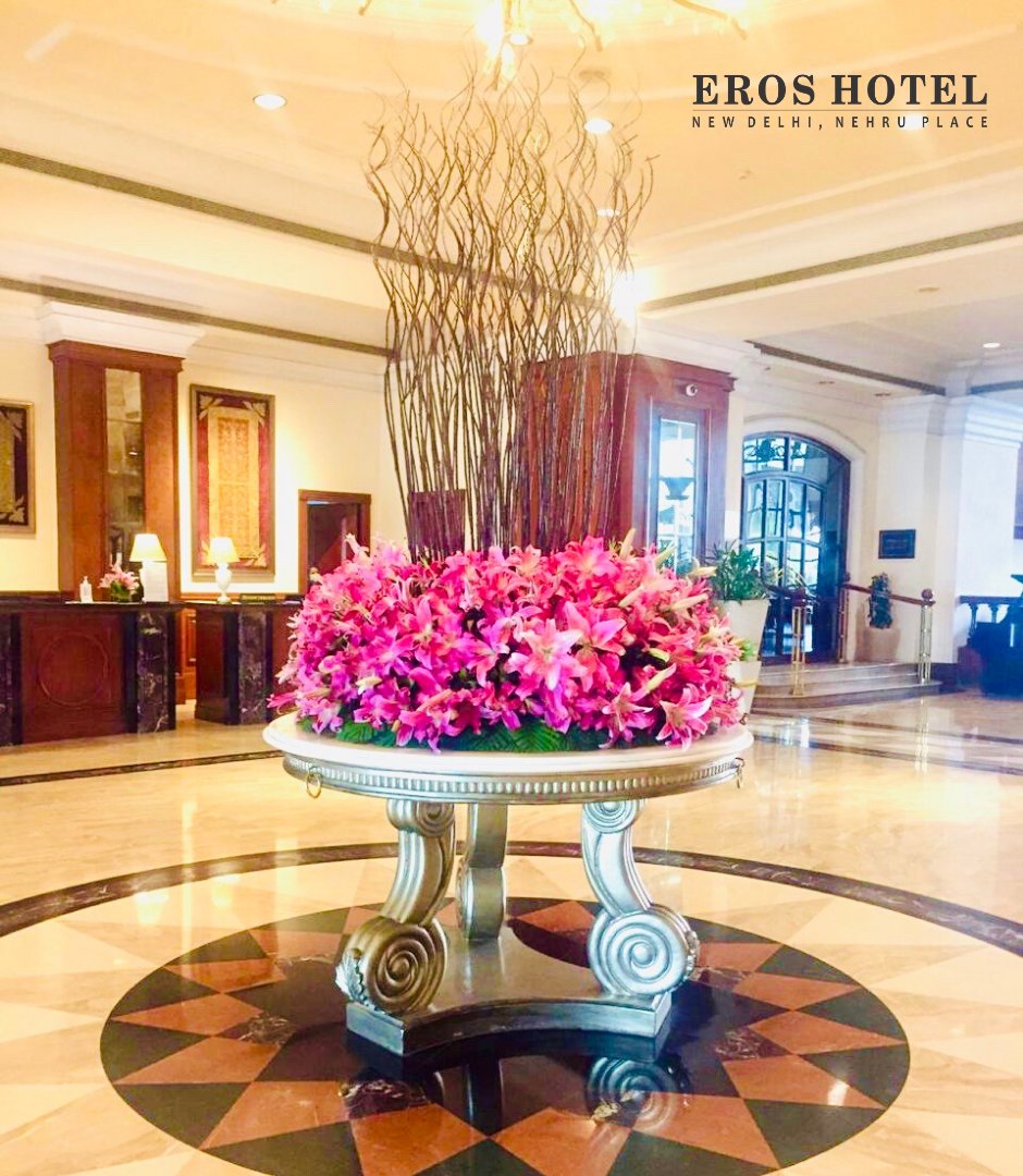 eroshotelnd's tweet image. Standing tall, these charming fresh floral delight is nothing short of spectacular. #eroshotelnow #lobbydecor #flowerarangement