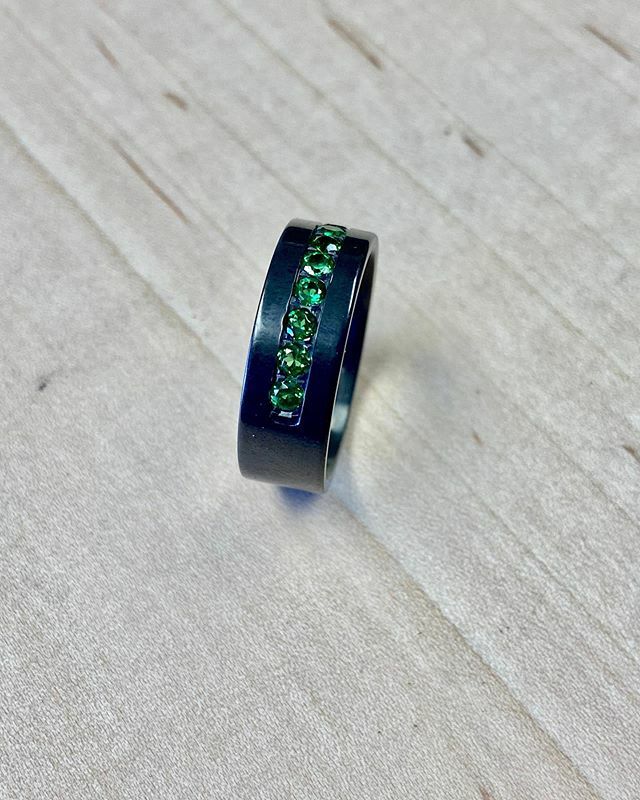 HeavyStoneRings's tweet photo. Garnet stones into today’s #cutsomringoftheday https://t.co/DGWsMvyEjw https://t.co/kT0fFs0crN