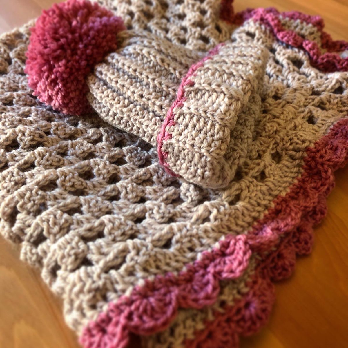 TreacleKnits's tweet photo. Baby blanket &amp; hat for a friend’s baby due soon! Contact me for similar commissions 😁👶🏻 #knitted #crochet #babyhat #babyblanket #handmade https://t.co/DAyJv9AZrb