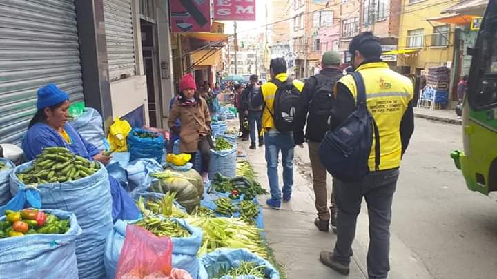 SrCobranzaLPZ's tweet photo. Personal de la Dirección de Mercados y Comercio en Vías Públicas #DMCVP y la Intendencia Municipal #IntendenciaLP se desplaza por los mercados y ferias para controlar y evitar el agio y la especulación y exigir el uso de implementos de protección en la manipulación de alimentos. https://t.co/2fogvbz9eR