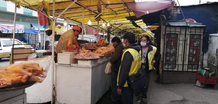 SrCobranzaLPZ's tweet photo. Personal de la Dirección de Mercados y Comercio en Vías Públicas #DMCVP y la Intendencia Municipal #IntendenciaLP se desplaza por los mercados y ferias para controlar y evitar el agio y la especulación y exigir el uso de implementos de protección en la manipulación de alimentos. https://t.co/2fogvbz9eR