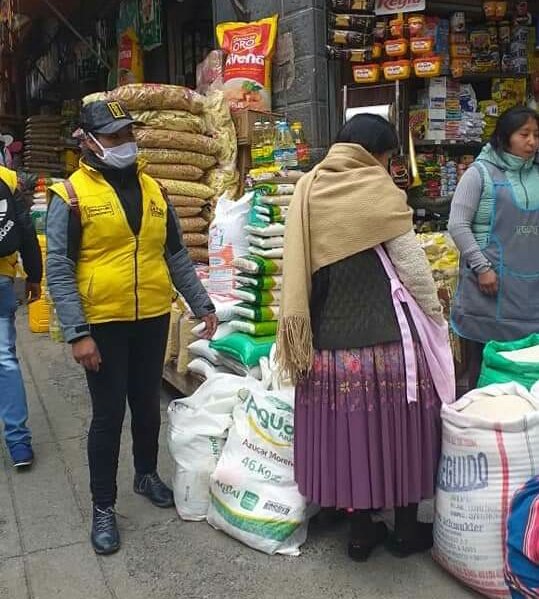 SrCobranzaLPZ's tweet photo. Personal de la Dirección de Mercados y Comercio en Vías Públicas #DMCVP y la Intendencia Municipal #IntendenciaLP se desplaza por los mercados y ferias para controlar y evitar el agio y la especulación y exigir el uso de implementos de protección en la manipulación de alimentos. https://t.co/2fogvbz9eR