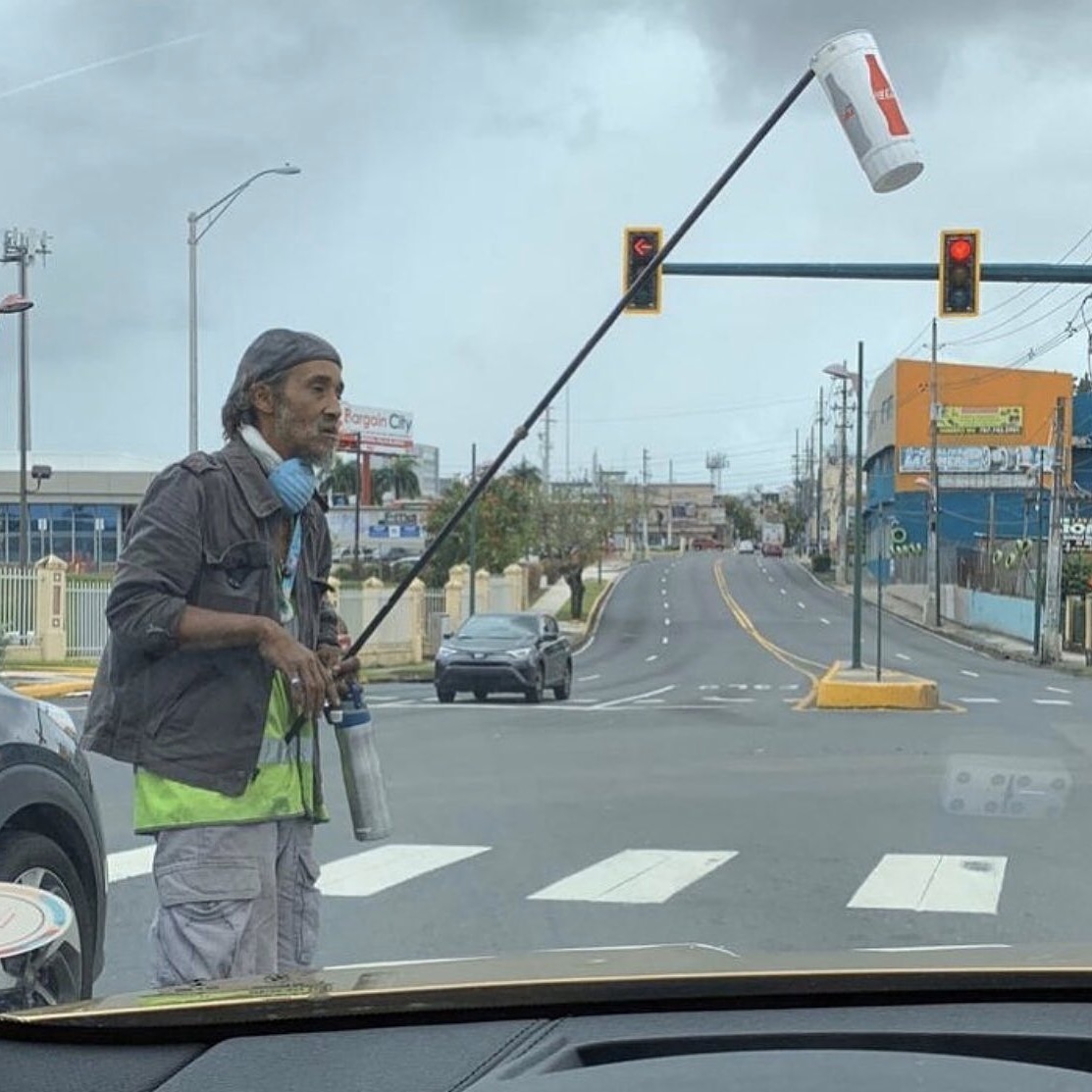 Moluskein's tweet photo. Por lo menos los que piden dinero en las luces en Caguas están practicando lo del "distanciamiento social" 🤷‍♂️
(📸 @sunbyana) https://t.co/pxCF2HMonU