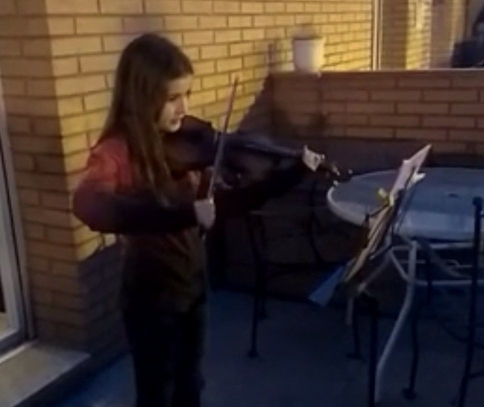 Veïns de l’avinguda de Caldes amenitzen el confinament amb un concert des dels balcons #MolinsdeRei #Molinscovid19 

🔗
viumolinsderei.com/2020/03/20/vei…