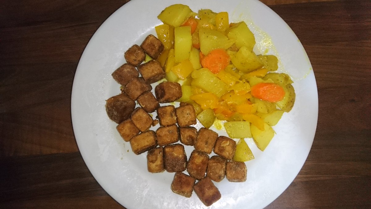 Tofu sauté et poêlée de légumes Pour le tofu : coupe le tofu en petits cubes et fais-le mariner pensant au moins 24h (marinade ). Roule-le dans la farine et fais-le revenir dans une poêle huilée et chaude. Sers une fois qu'ils sont bien dorés et croquants.