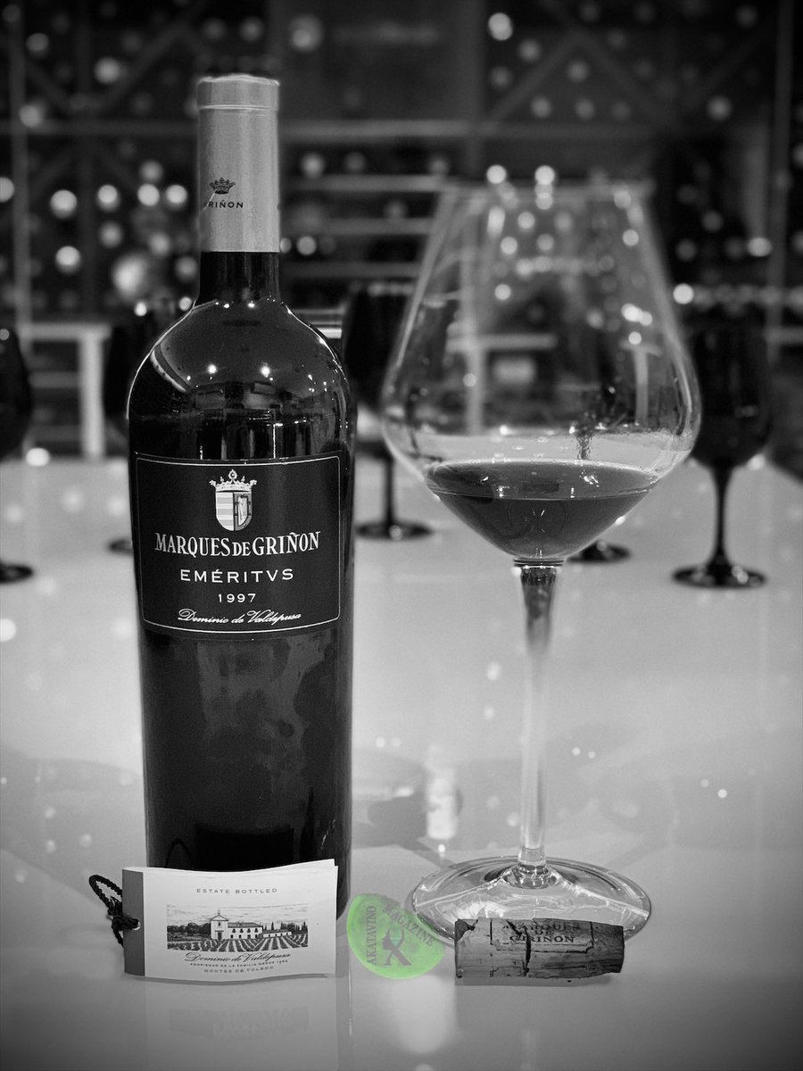 AntonioJesusPR's tweet photo. Hoy se apaga una de las mejores historias de vinos de este país: DEP Don Carlos Falco @MarquesDeGrinon 
Hoy nos deja su legado, el legado de un emprendedor, de un luchador de la viticultura,de un pionero, de un hombre de campo, más allá de su nobleza. Brindo con tu Emeritvs 1997 https://t.co/wVYkYKcMjC