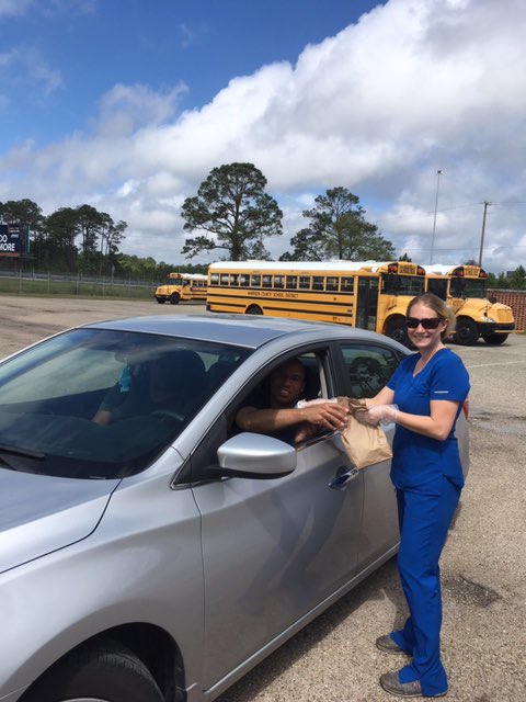 Harrison_PRS's tweet photo. Our cafeteria team at D’Iberville Middle School served 150 lunches in the first hour of our HCSD Grab and Go Meals program Thursday. Thanks to United Way of South Mississippi volunteers for helping us at the car line! #TeamHCSD https://t.co/6xgl0QHhwp