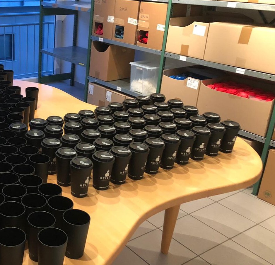 hey_bico's tweet photo. Hier werden fleißig Becher verschraubt 💪 Jeder unserer Mehrwegbecher mit Deckel kommt mit einem festen Schraubverschluss zu euch. #heybico #sasbach #ortenau #startup #mehrweg #becherheld #zerowaste #coffeetogo #coffeelover https://t.co/218QXAXE7w