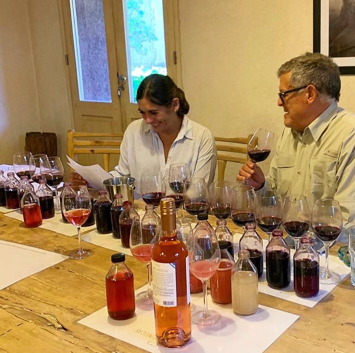 En @benegaswines cada acción en bodega y viña es controlada y mimada por Federico Benegas y la enóloga Paty Zabala, un sello de calidad que nos regalará un trocito de su 🌿 paisaje en cada botella.
.
#nosotrasnosquedamosencasa 👌🏻 y compartimos nuestros #vinosconalma 🍷!