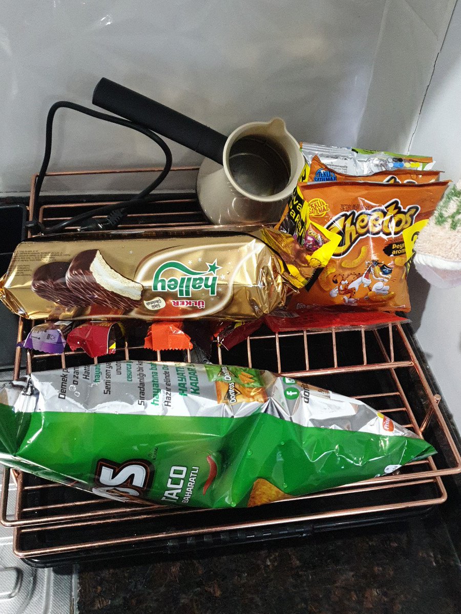 Benim eşim marketten aldığımız abur cubur paketlerini  yıkıyo. Şuan suları süzülüyo🙂 #corona