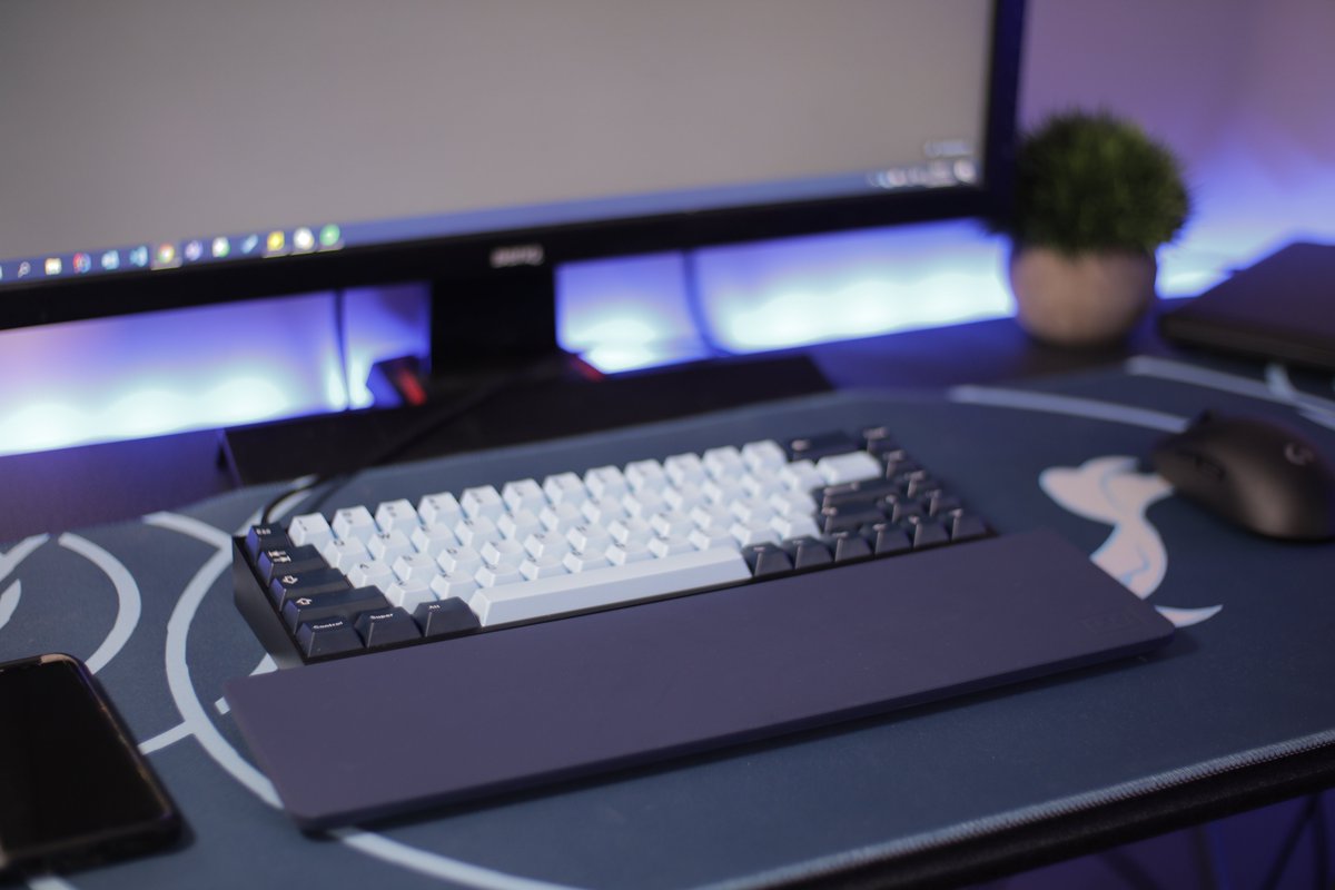 RealGamingGem's tweet photo. @WootingKB were kind enough to send out one of their Wooting wrist rests last week and it has made working from home much more bearable.  Didn't think it would make much difference but I can't do without it now.  Aligns perfectly to my Tofu65 too! -> https://t.co/bYWcAvVaiL https://t.co/5aWpnZUYWY