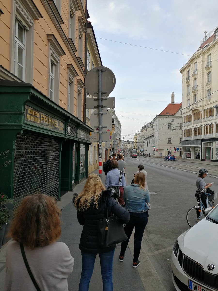 Anstehen fürs Blutspenden - brav mit Abstand ☝️. 
Wer selber möchte, einfach hier die nächstbeste Location suchen roteskreuz.at/blutspende/