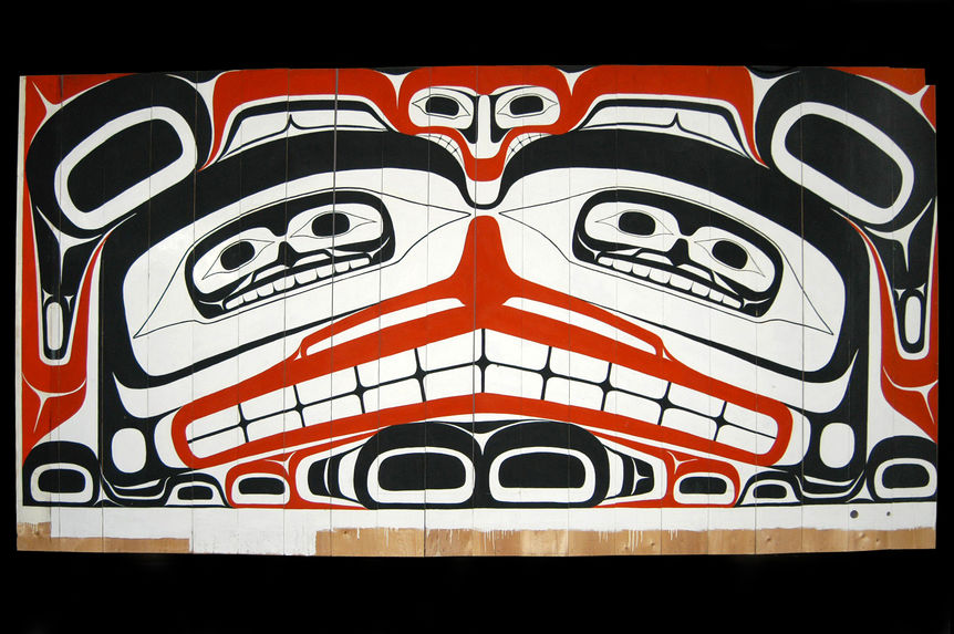 Peinture de façade de maison, Canada, Colombie Britannique, Culture Haida.Elle illustre le style "Formline", caractéristique des cultures de la côte nord-ouest. Il se définit par des formes ovoïdes imbriquées représentant des animaux et des formes abstraites. #SpreadArtNotCorona