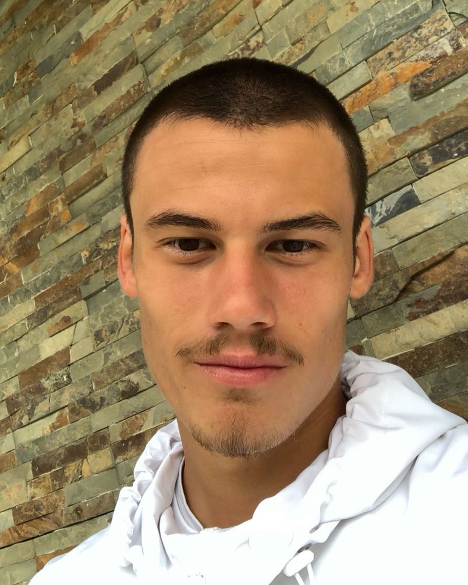 Day 9 of #BenficaEmCasa. <a href="/SvilarMile/">Mile Svilar</a> shaved his head. 😳