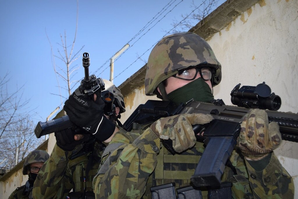 ObranaTweetuje's tweet image. Vojenské jednotky, které neposilují Policii ČR či nepomáhají zamezit šíření koronaviru, pokračují ve výcviku. Jen ho přesunuli z výc. prostorů do kasáren. Nošení ochranných prostředků je samozřejmostí.
Přečtěte si, jak se s tím vypořádal hranický #71mpr acr.army.cz/informacni-ser…