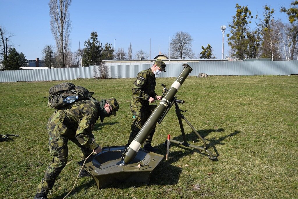 ObranaTweetuje's tweet image. Vojenské jednotky, které neposilují Policii ČR či nepomáhají zamezit šíření koronaviru, pokračují ve výcviku. Jen ho přesunuli z výc. prostorů do kasáren. Nošení ochranných prostředků je samozřejmostí.
Přečtěte si, jak se s tím vypořádal hranický #71mpr acr.army.cz/informacni-ser…
