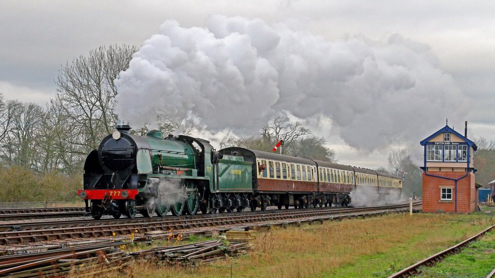 "A splash of colour and a King Arthur brightens a dull day".

777 "Sir Lamiel" (appearing courtesy of the National Railway Museum) steams through Swithland Sidings. #GreatCentralRailway