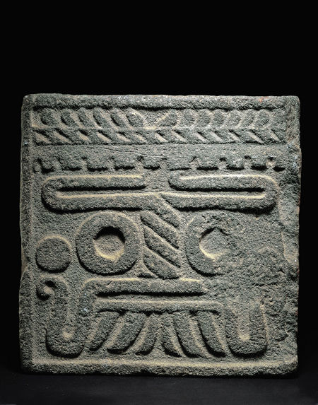 Relief à l'effigie de Tlaloc, Mexique (culture Aztèque ?), v. 1350 - 1520Tlaloc, dieu de la pluie Aztèque, se retrouve dans presque toute la Mésoamérique avec la même iconographie : des yeux cerclés, un nez rayé, une moustache et de grandes dents qui rappellent celles du jaguar.