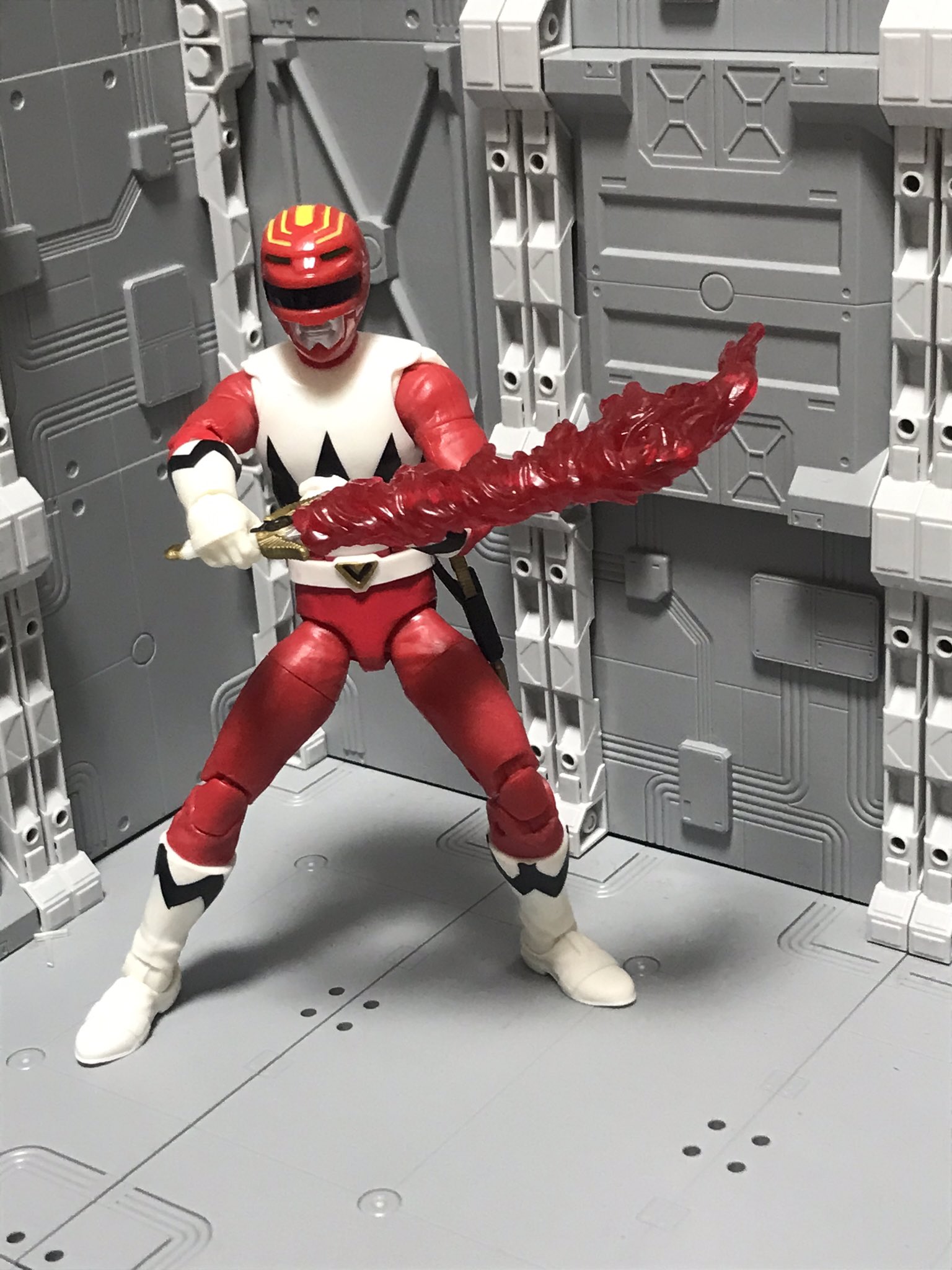 はっさん 万年寝不足 パワーレンジャーライトニングコレクションは初めて遊んでみたけど造形も可動もなかなかレベル高くて満足 T Co Gdjjfc0u2d Twitter
