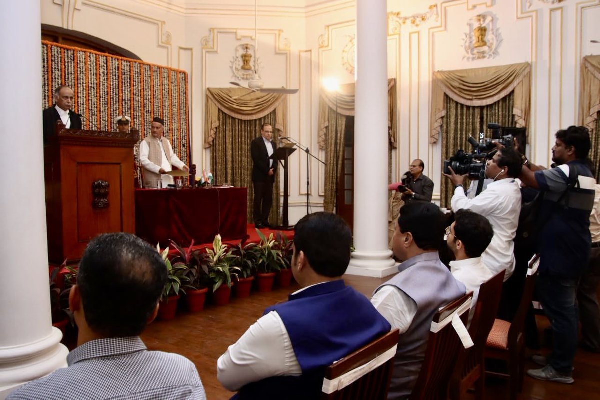 Dev_Fadnavis's tweet photo. Attended oath taking ceremony of Hon Justice Bhushan Dharmadhikari as Hon Chief Justice of Mumbai High Court at RajBhavan, Mumbai.

न्या. भूषण धर्माधिकारी यांचा आज मुंबई उच्च न्यायालयाचे मुख्य न्यायाधीश म्हणून शपथविधी राज भवन, मुंबई य��थे झाला, त्या समारंभाला उपस्थित होतो. https://t.co/b7BRSXiomq