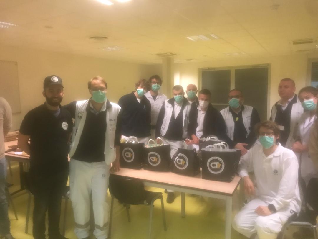 CHUAmiens's tweet image. [#Coronavirus] Merci pour vos nombreux dons !

Si vous connaissez quelqu'un qui connait quelqu'un qui a du matériel médical :
➡️ masques
➡️ tenues à usage unique
➡️ tensiomètres
➡️ saturomètres...

Nous sommes preneurs !

⬇️ Envoyer un email ⬇️
solidariteCOVID@chu-amiens.fr