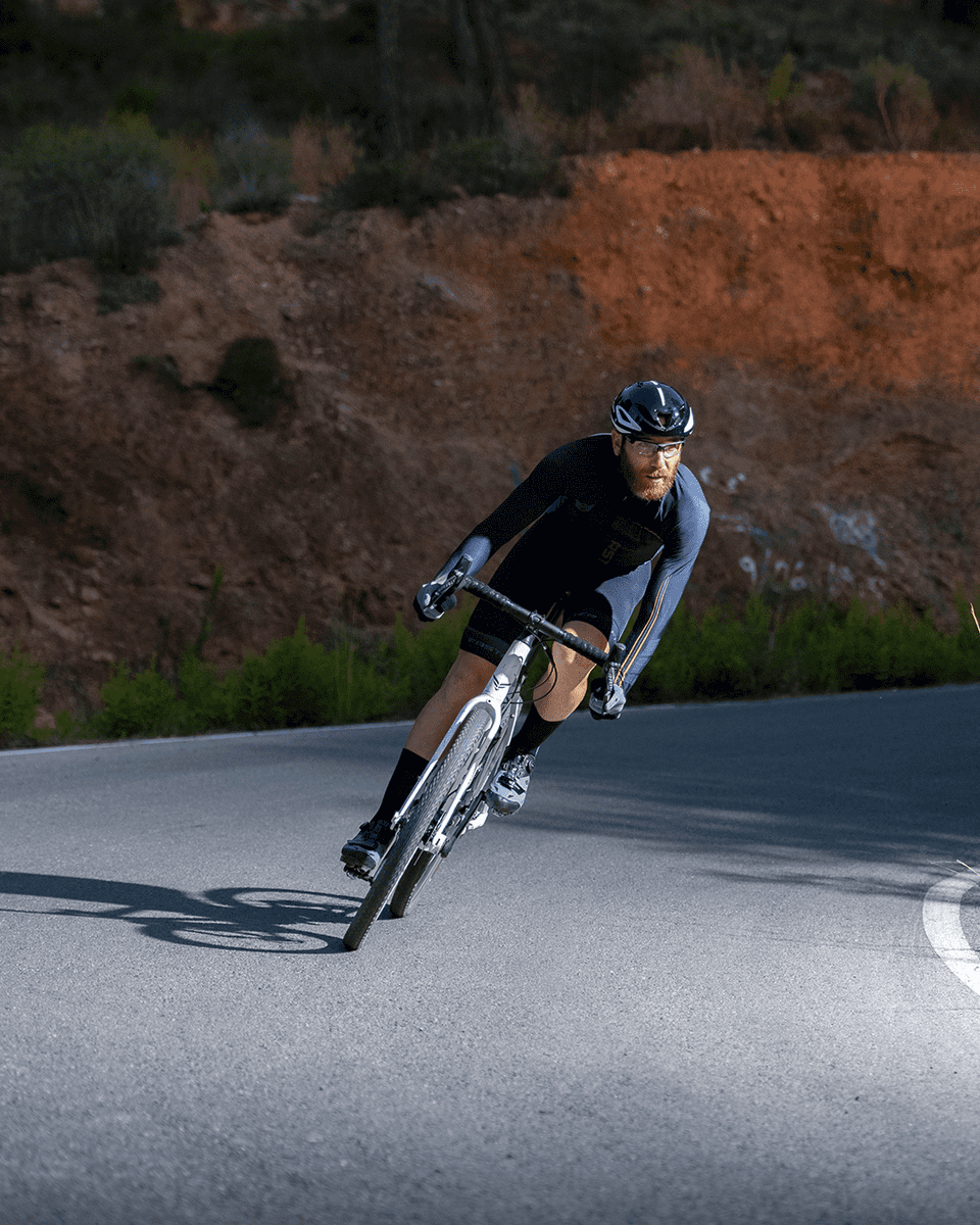 ✔ Bici limpia y ajustada al milimetro.
✔ Equipaciones lavadas e impecables.
✔ El rodillo a punto de echar humo.

Todo listo para que termine la cuarentena y salir a disfrutar de lo que más nos gusta. Mientras tanto, haremos lo más responsable. Quedarnos en casa. #SomosFASTER