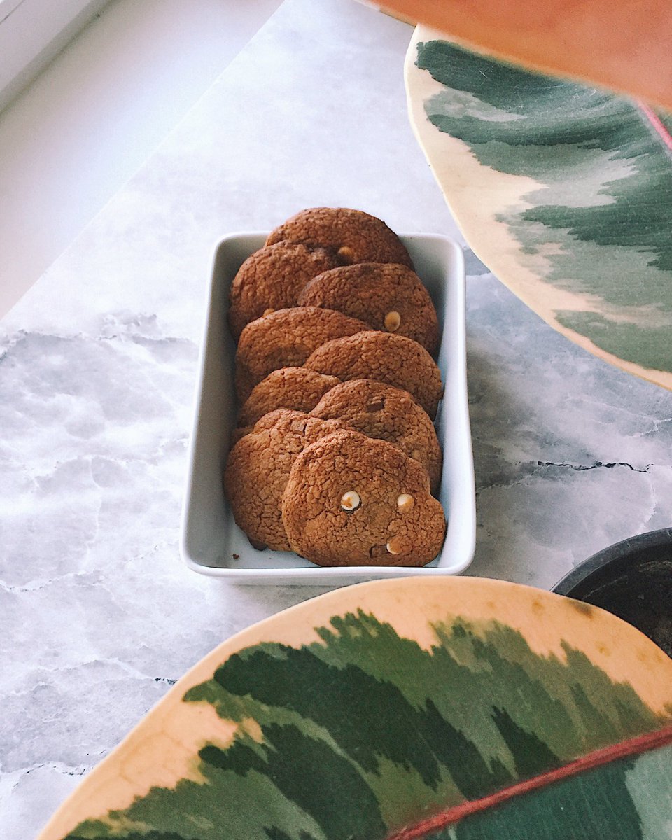 Khlystova_AP's tweet image. Я ненавижу темный шоколад и бесконечно люблю молочный🍫

Брауни, пряники, печенье — во всех рецептах исключительно горький шоколад 70%

Хорошие новости для всех, кто мое негодование разделяет! Обнаружен рецепт бомбических печенек на МОЛОЧНОМ шоколаде и сейчас я о нем расскажу)