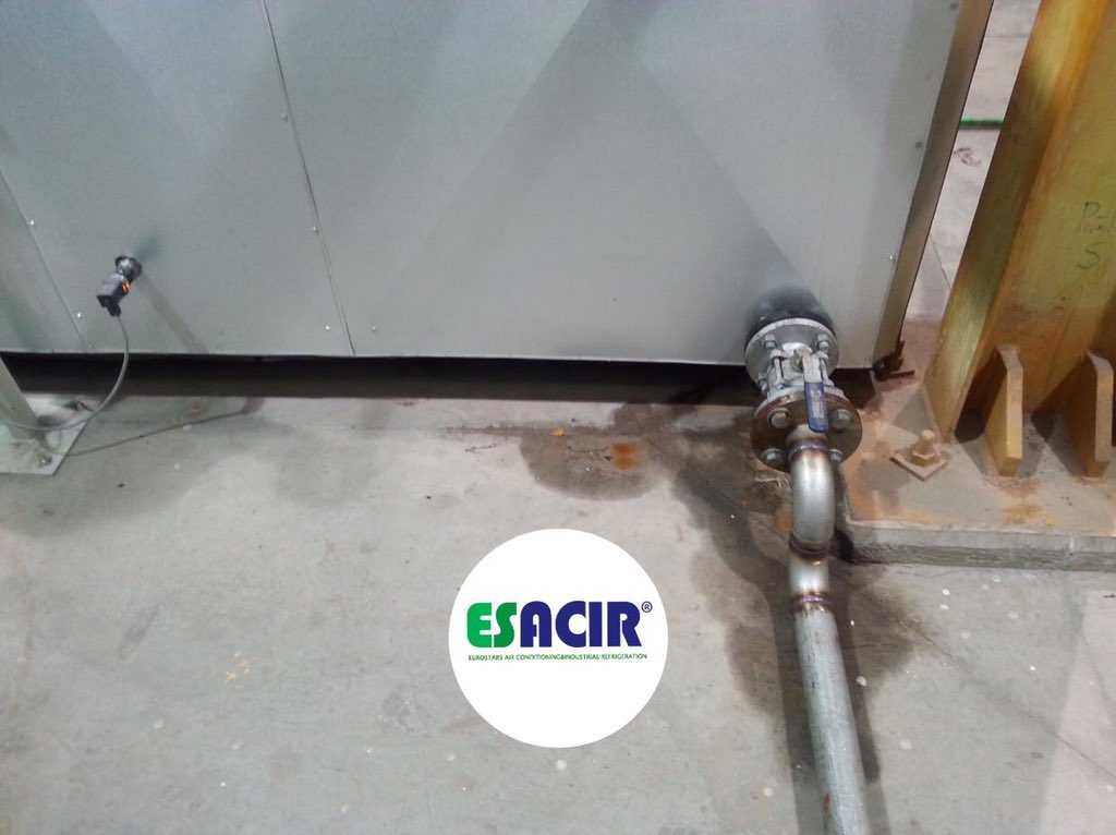 Air cooled screw low temperature glycol water Industrial Chiller (Bitzer screw compressors)for fish oil cooling in South America.
#Chiller #VFDchiller #WaterCooledChiller #IndustrialChiller #AirCooledChiller #aquaculturechiller #PlasticInjectionChiller  #centrifugalchiller