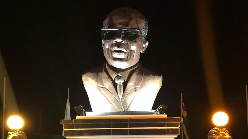 Brao_OIF's tweet photo. Pour célébrer la Journée Internationale de la Francophonie dans la capitale togolaise Lomé (Togo), le District Autonome du Grand Lomé a pavoisé la place Léopold Sédar Senghor, consacrée à l’un des pères fondateurs de la #Francophonie.
https://t.co/kA6J3BZiZ6 https://t.co/qq9WXegCWj