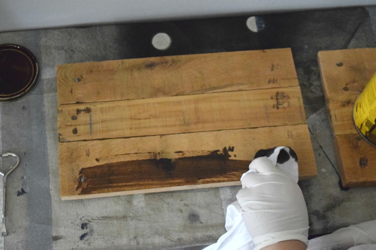 VirginiaVcloud's tweet image. First, determine what kind of stain you want for for your wood pallet picture frames. #DIY #craft  cpix.me/a/94379657