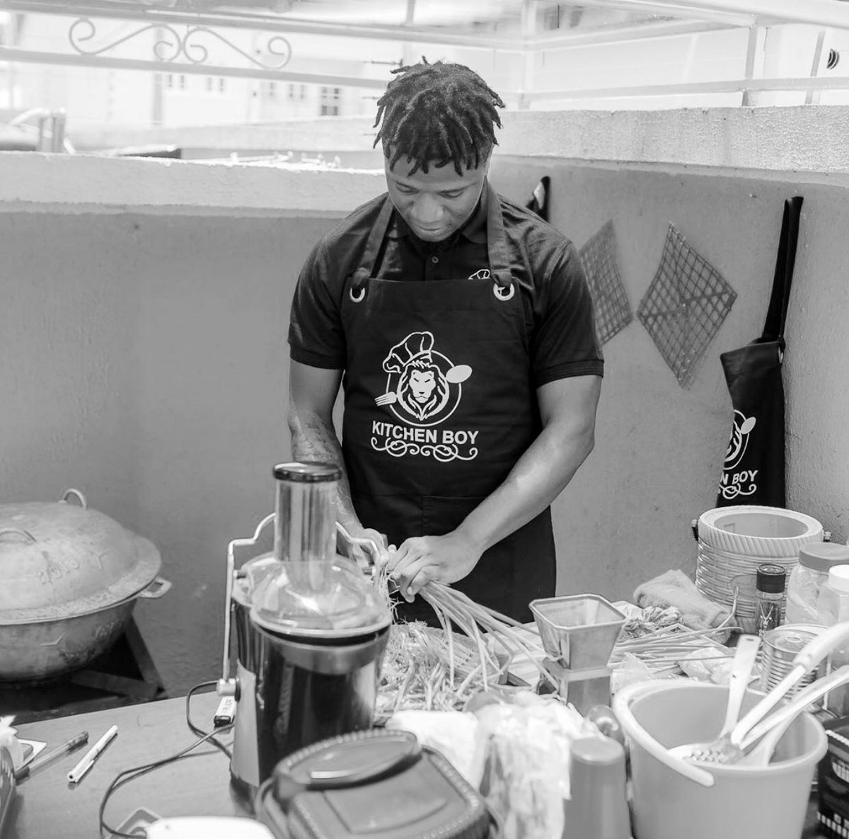 cheffingtons's tweet photo. KITCHEN BOY FRIDAY !!! #cheffingtons #kitchenboy #kitchenboyfriday #cheflife #eventchef #executivechef #FoodieTwitter #kitchenmaster https://t.co/mJjmQjJ25A