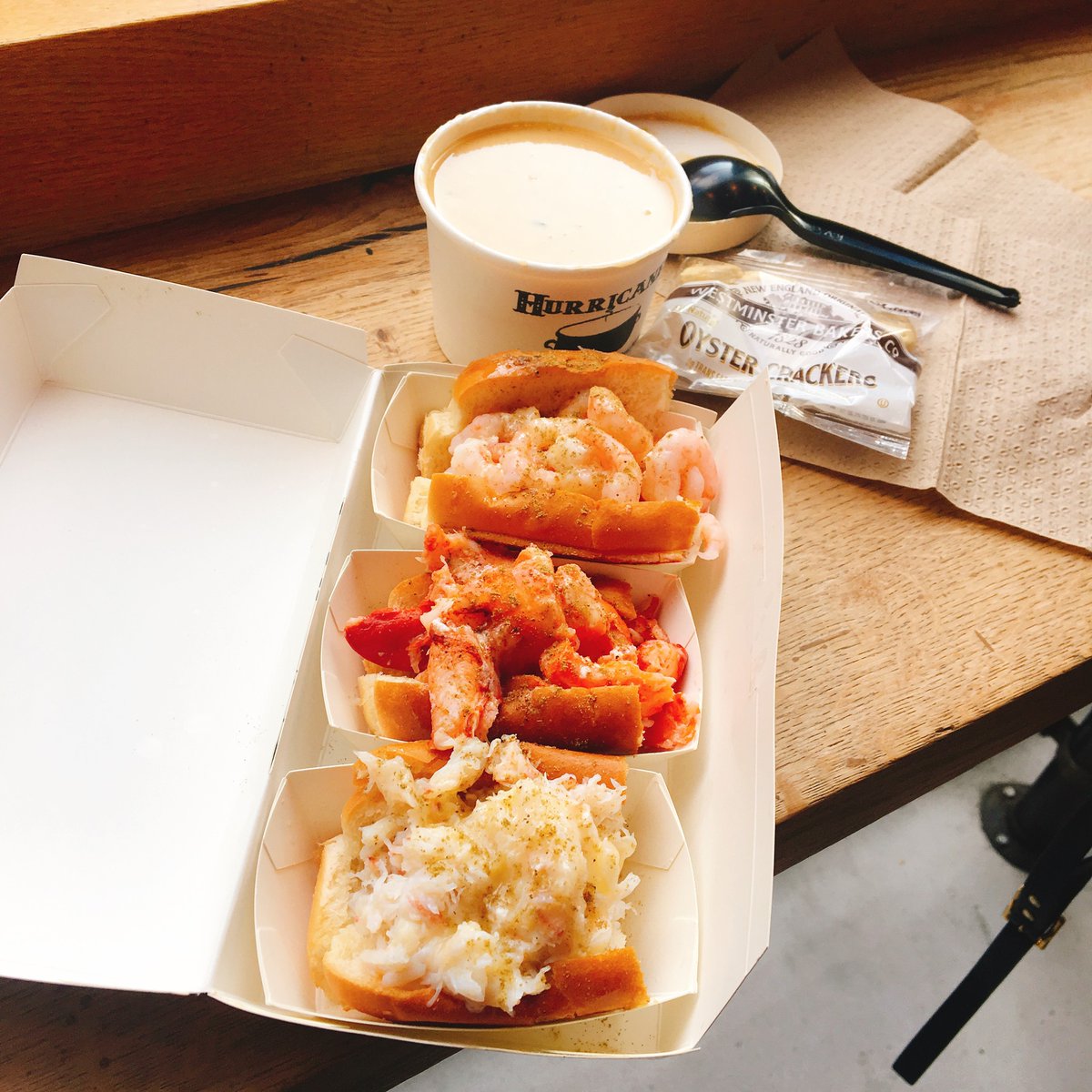 Nothing cures that seafood craving like our traceable and sustainable seafood rolls at @lukeslobster!🦞🦀🦐
#knowyourseafood

📷: Carol