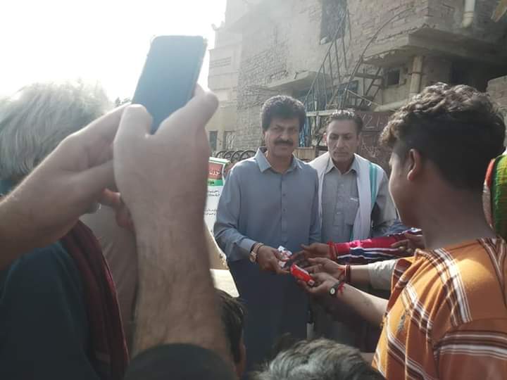 lalaRehmankhat1's tweet photo. #Hyderabad
Today PPP MPA Abdul Jabbar Khan Distributes Corona Antivirus Soap Packets in #UC89 #PS64 as a Chief Guest & Started Door to Door Crona Virus Avareness Campaign in Small Town & Villages in District Hyderabad #PS64.
Program arrange by Abdul Rasheed Khan & his Team. https://t.co/yURsdjR07k