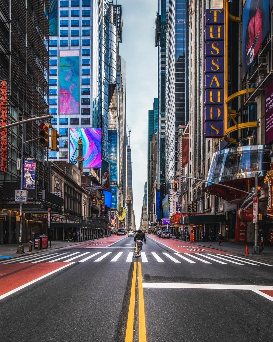 The emptiest you'll probably ever see New York City. (#TimesSquare)
IG 📸 <a href="/CraigsBeds/">Craig Fruchtman</a> 

#newyorkerhotel #experiencenyc #explorenyc #discovernyc #covid19 #coronavirus #newyorkcity #nyc