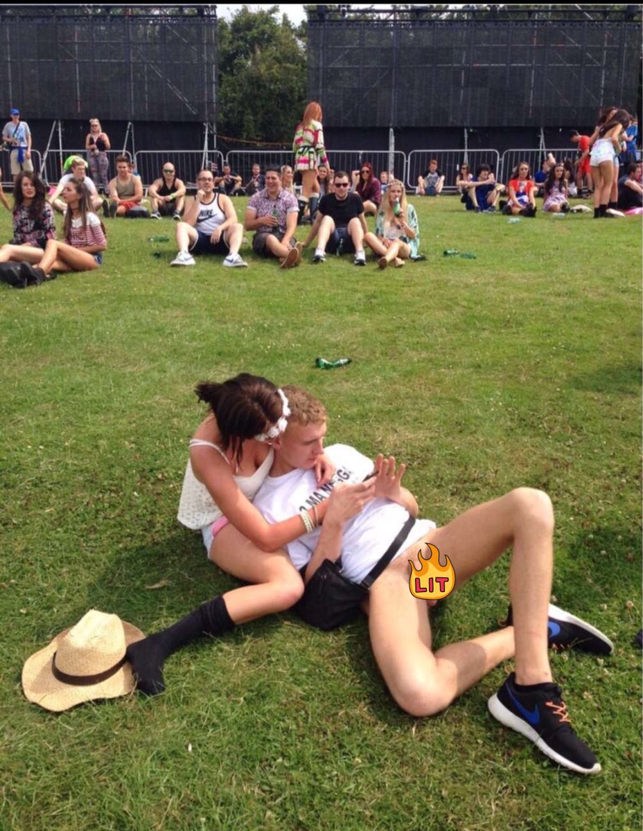 scottyycc's tweet image. Festival season 5 years ago 🤣 pants werent even around my ankles looooool  i have no idea how i recovered from this