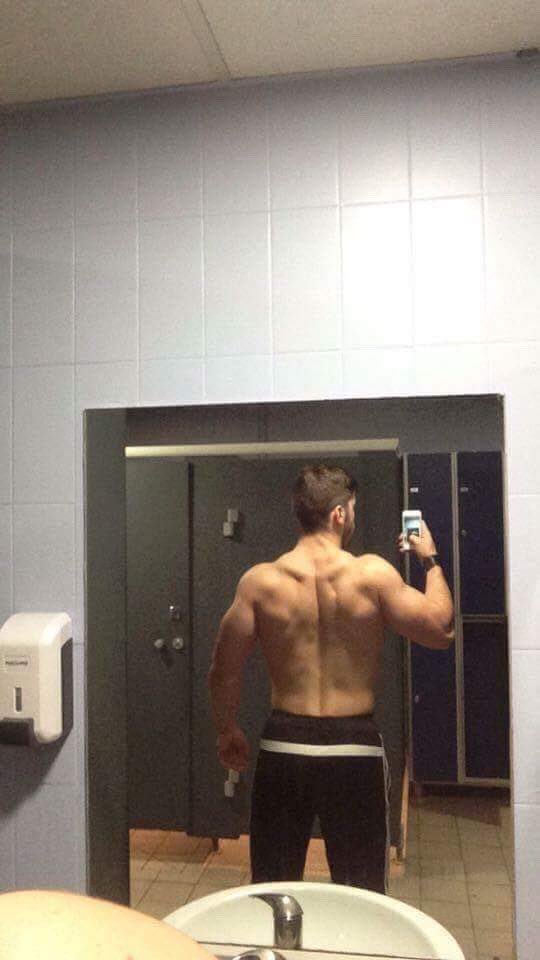 Mikaelhymst's tweet image. ‼️‼️ THREAD METTEZ L’ÉVOLUTION DE VOTRE DOS BANDE DE MERGUEZ‼️‼️

2013 - fin 2019