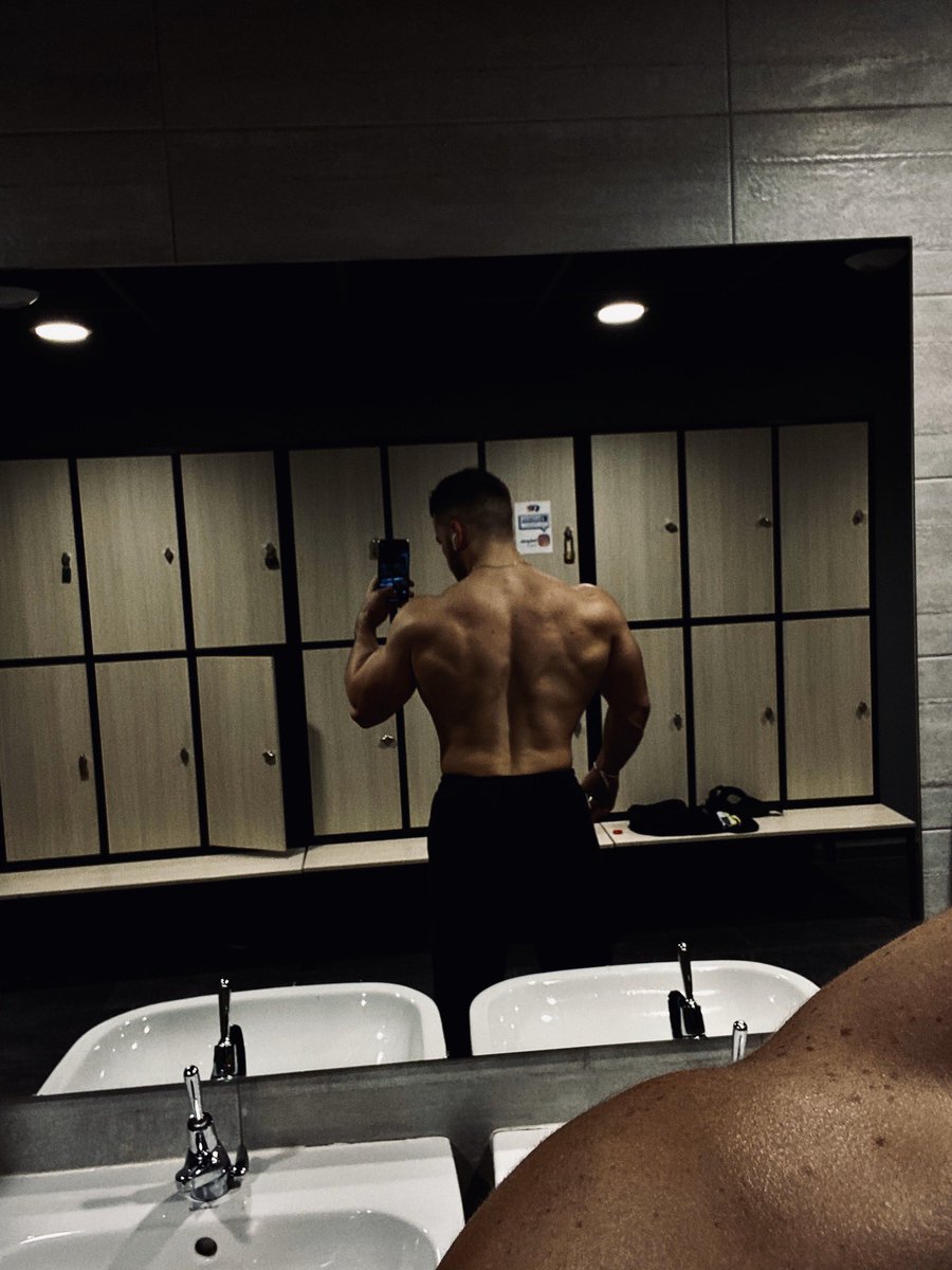 Mikaelhymst's tweet image. ‼️‼️ THREAD METTEZ L’ÉVOLUTION DE VOTRE DOS BANDE DE MERGUEZ‼️‼️

2013 - fin 2019